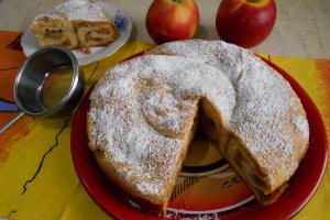 Desert invartita moldoveneasca de post, cu mere si stafide