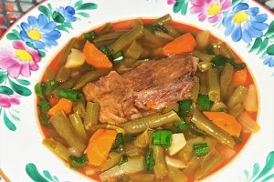 Ciorba de fasole verde cu carne afumata