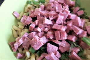 Salata de fasole galbena pastai cu salam vanatoresc