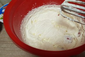 Desert tort de ciocolata cu crema de mascarpone