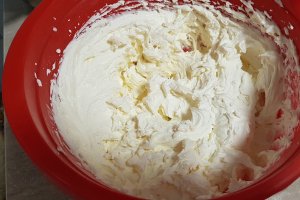 Desert tort de ciocolata cu crema de mascarpone