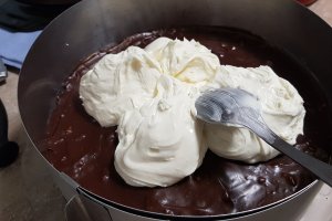 Desert tort de ciocolata cu crema de mascarpone