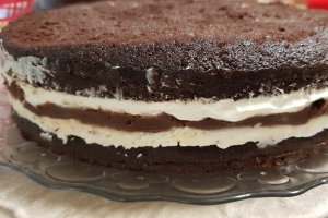 Desert tort de ciocolata cu crema de mascarpone