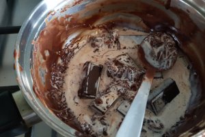 Desert tort de ciocolata cu crema de mascarpone