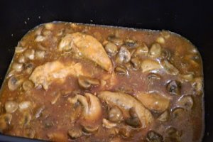 Mancare de ciuperci cu piept de pui la slow cooker Crock-Pot