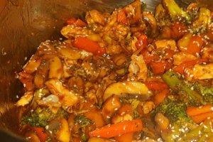 Piept de pui cu legume la wok