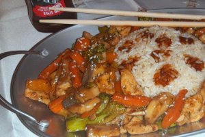 Piept de pui cu legume la wok