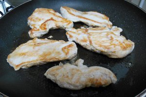 Piept de pui cu sos gorgonzola si smantana de gatit