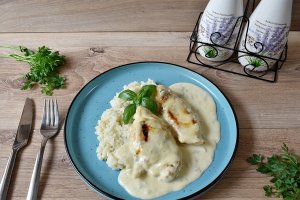 Piept de pui cu sos gorgonzola si smantana de gatit
