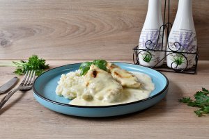 Piept de pui cu sos gorgonzola si smantana de gatit