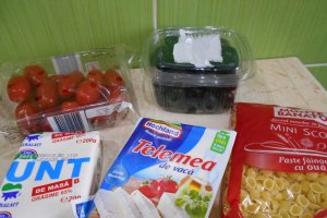 Salata de paste cu telemea, rosii cherry si masline