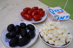 Salata de paste cu telemea, rosii cherry si masline