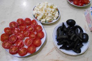Salata de paste cu telemea, rosii cherry si masline