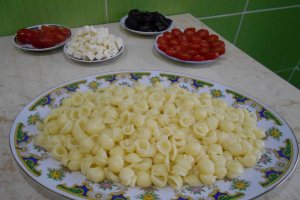 Salata de paste cu telemea, rosii cherry si masline