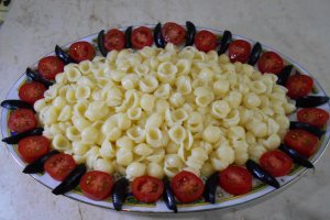 Salata de paste cu telemea, rosii cherry si masline