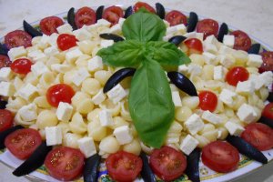 Salata de paste cu telemea, rosii cherry si masline
