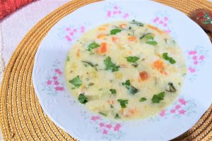 Ciorba de pui cu zucchini, orez si smantana