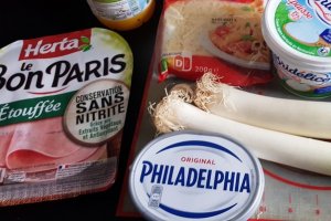 Praz gratinat cu jambon si sos de branza
