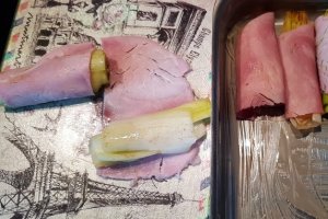 Praz gratinat cu jambon si sos de branza