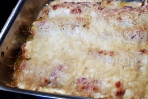 Praz gratinat cu jambon si sos de branza