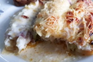 Praz gratinat cu jambon si sos de branza