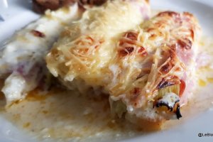 Praz gratinat cu jambon si sos de branza
