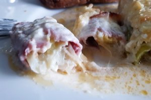 Praz gratinat cu jambon si sos de branza