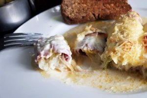 Praz gratinat cu jambon si sos de branza