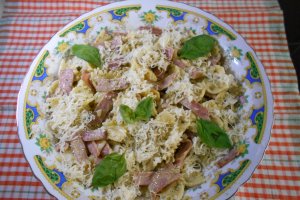 Farfalle cu sunca, in sos pesto