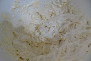 Desert prajitura cu nuca, visine si crema de vanilie