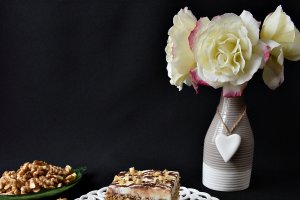 Desert prajitura cu nuca, visine si crema de vanilie