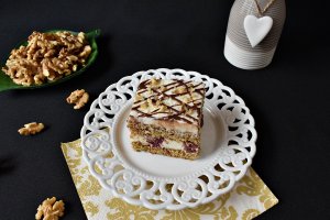Desert prajitura cu nuca, visine si crema de vanilie