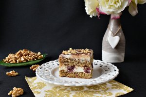 Desert prajitura cu nuca, visine si crema de vanilie