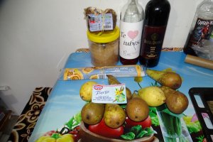 Desert pere fierte in vin, cu inghetata si frisca