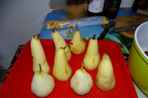 Desert pere fierte in vin, cu inghetata si frisca