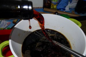 Desert pere fierte in vin, cu inghetata si frisca