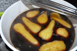 Desert pere fierte in vin, cu inghetata si frisca