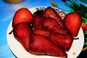 Desert pere fierte in vin, cu inghetata si frisca