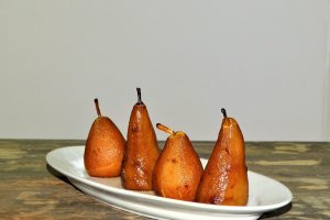Desert pere fierte in vin, cu inghetata si frisca