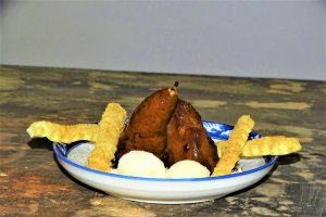 Desert pere fierte in vin, cu inghetata si frisca