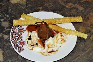 Desert pere fierte in vin, cu inghetata si frisca