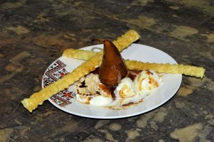 Desert pere fierte in vin, cu inghetata si frisca