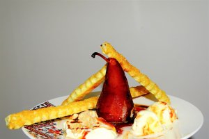 Desert pere fierte in vin, cu inghetata si frisca