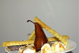 Desert pere fierte in vin, cu inghetata si frisca