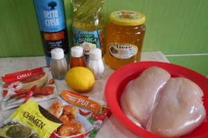 Frigarui din piept de pui la tigaie, cu cus-cus in unt si sos caramelizat