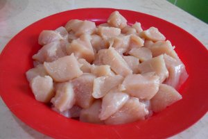 Frigarui din piept de pui la tigaie, cu cus-cus in unt si sos caramelizat