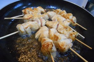 Frigarui din piept de pui la tigaie, cu cus-cus in unt si sos caramelizat