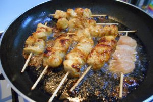 Frigarui din piept de pui la tigaie, cu cus-cus in unt si sos caramelizat