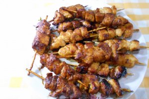 Frigarui din piept de pui la tigaie, cu cus-cus in unt si sos caramelizat