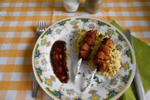 Frigarui din piept de pui la tigaie, cu cus-cus in unt si sos caramelizat